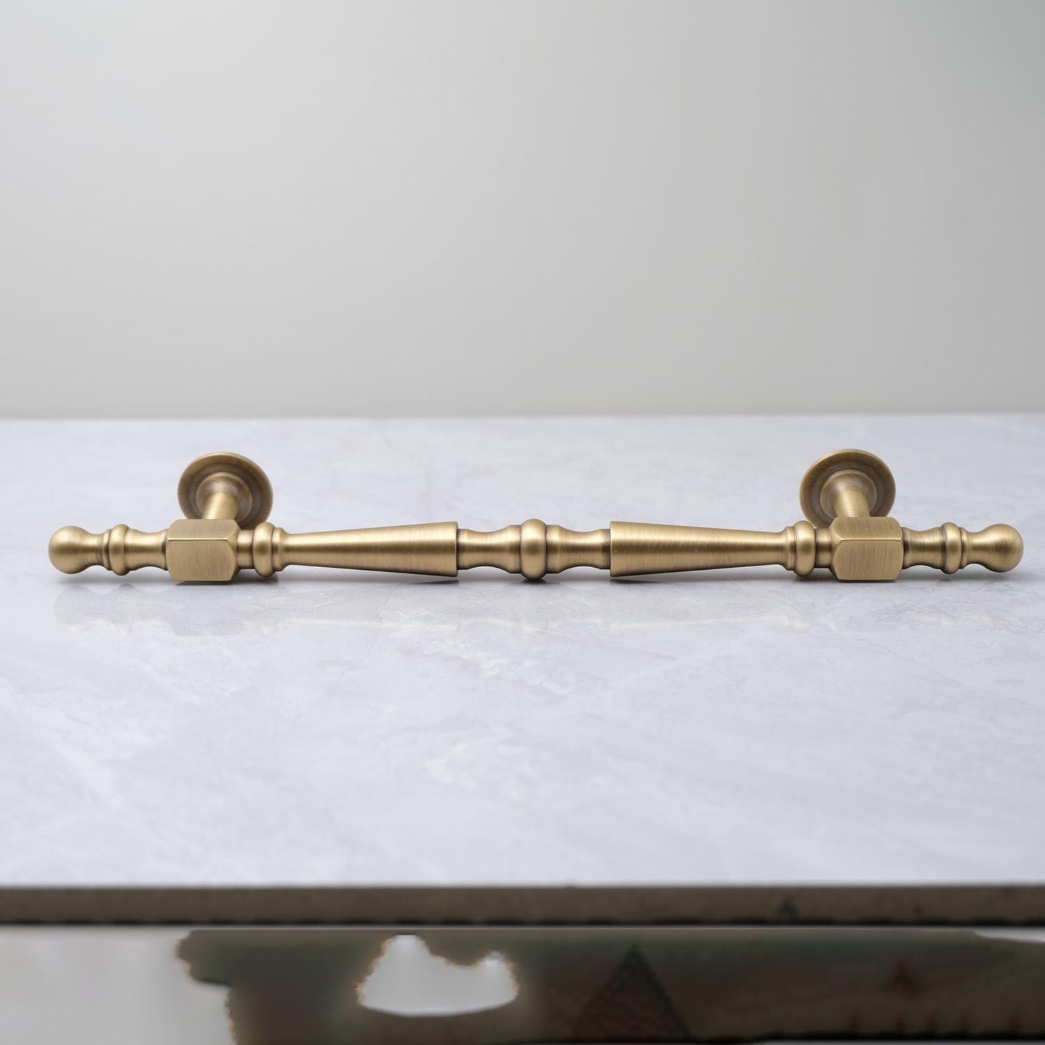 Vintage Brass Cabinet Pulls: Elegant Kitchen & Furniture Hardware