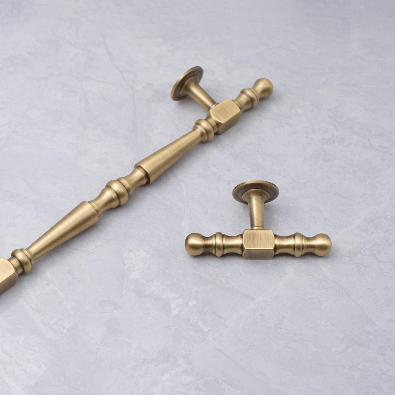 Vintage Brass Cabinet Pulls: Elegant Kitchen & Furniture Hardware