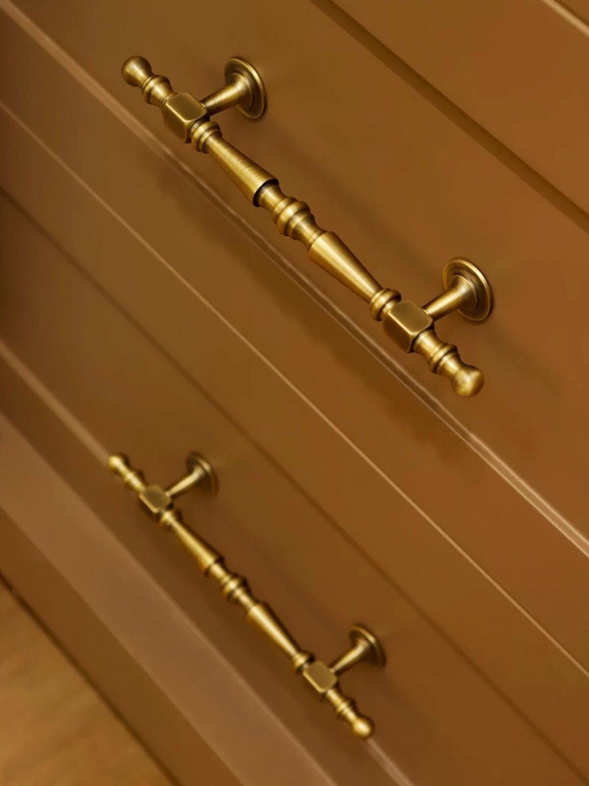 Vintage Brass Cabinet Pulls: Elegant Kitchen & Furniture Hardware